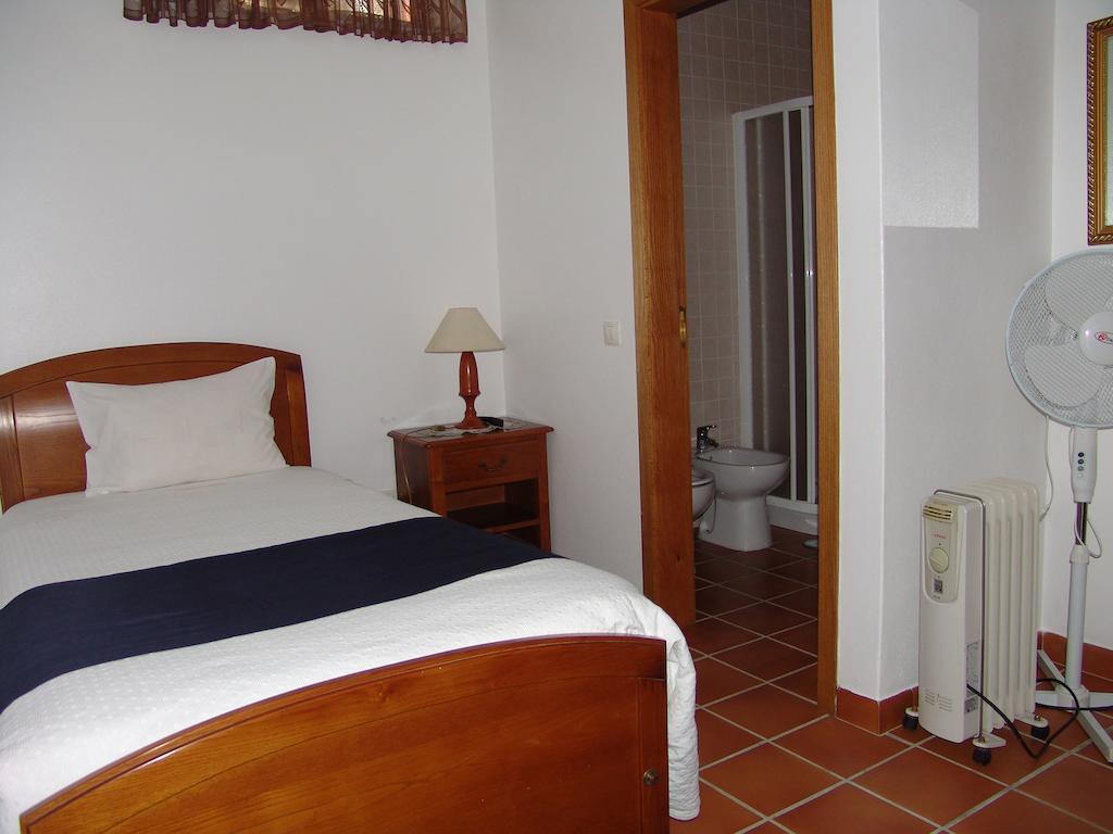 A Deolinda Guest House ซังติอาโก โด กาเซ็ง ห้อง รูปภาพ
