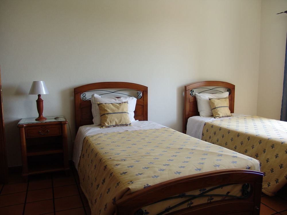 A Deolinda Guest House ซังติอาโก โด กาเซ็ง ภายนอก รูปภาพ