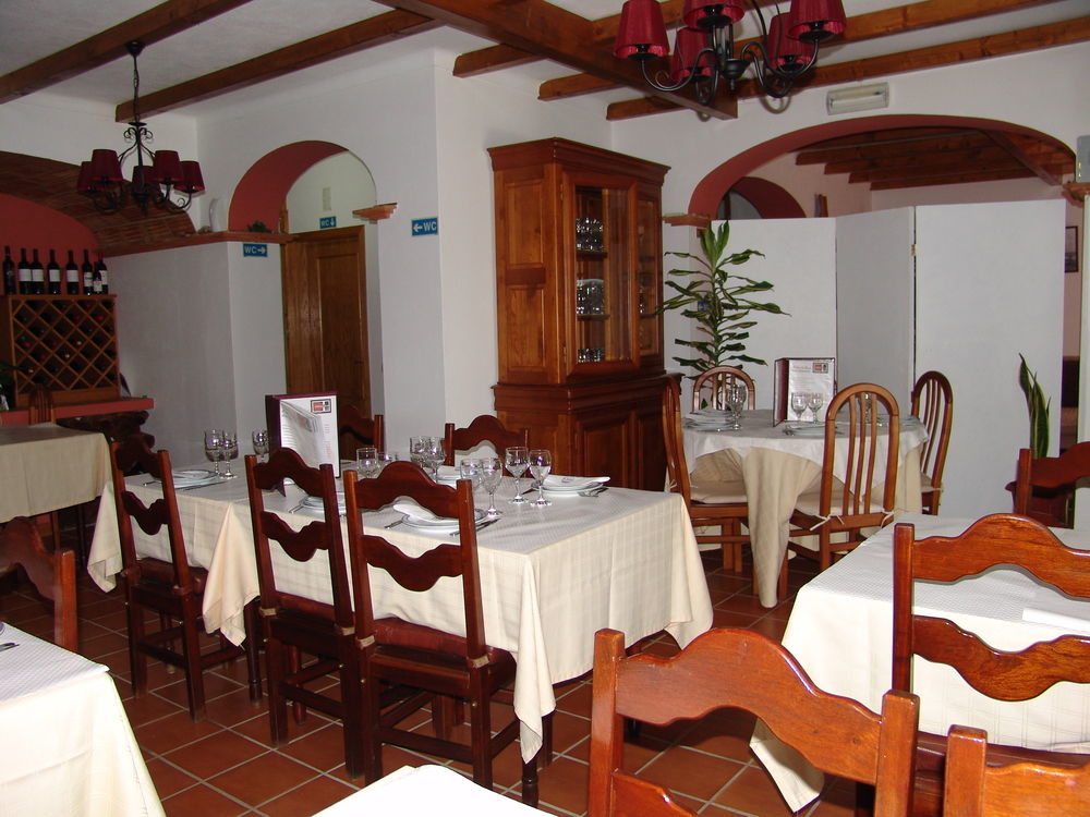 A Deolinda Guest House ซังติอาโก โด กาเซ็ง ภายนอก รูปภาพ