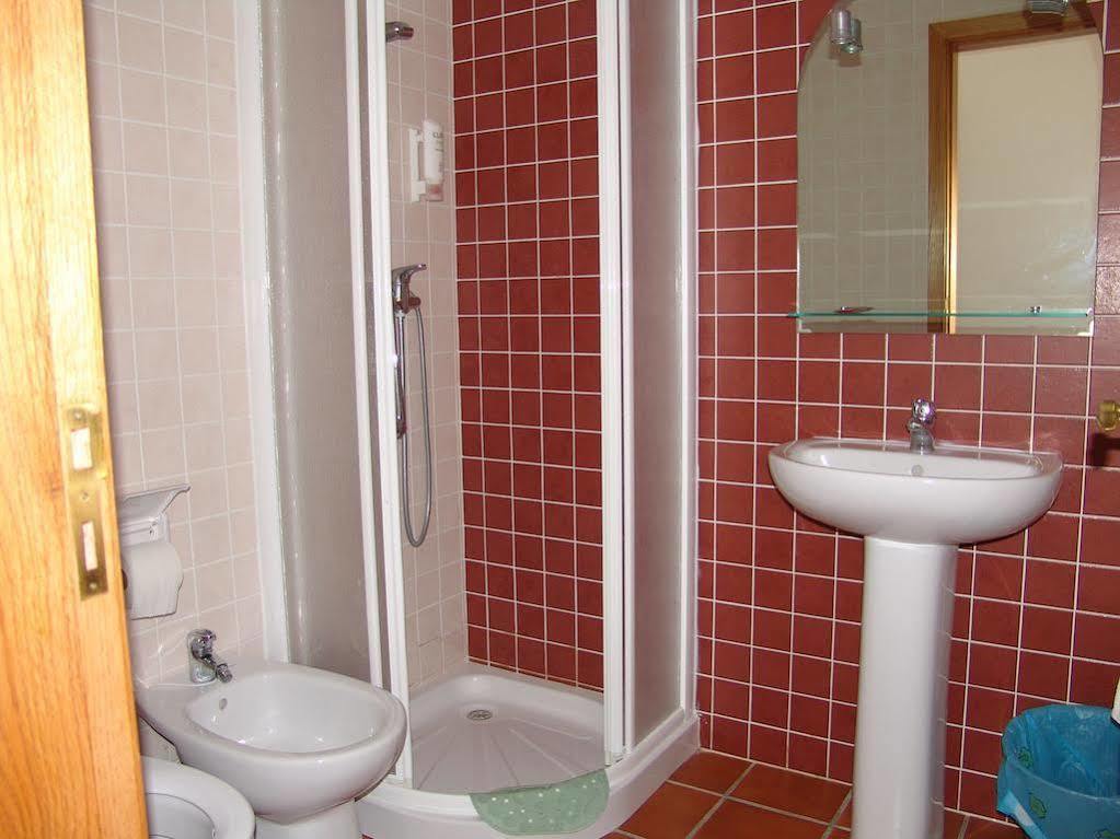 A Deolinda Guest House ซังติอาโก โด กาเซ็ง ภายนอก รูปภาพ
