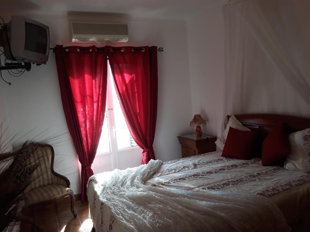 A Deolinda Guest House ซังติอาโก โด กาเซ็ง ภายนอก รูปภาพ